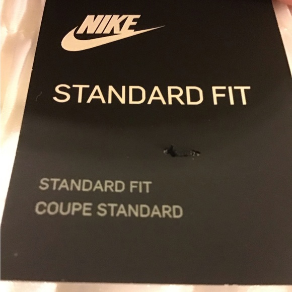 ๐ผ๐โโ๏ธ NIKE Women's Standard Fit Shorts ๐โโ๏ธ - Picture 4 of 5